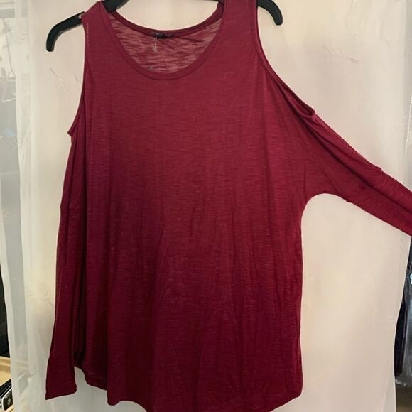Express open shoulder blouse maroon small. - Picture 3 of 6